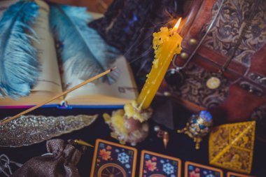 Avrupa, Ukrayna. Kiev 27 Haziran: Illustrative Editorial. Mistik atmosfer, masadaki tarot kartı görüntüsü, esrarengiz kavram, falcılık ve tahminler.