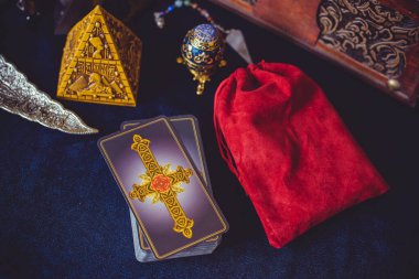 Avrupa, Ukrayna. Kiev 27 Haziran: Illustrative Editorial. Mistik atmosfer, masadaki tarot kartı görüntüsü, esrarengiz kavram, falcılık ve tahminler.