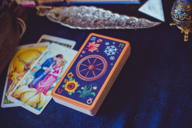 Avrupa, Ukrayna. Kiev 27 Haziran: Illustrative Editorial. Mistik atmosfer, masadaki tarot kartı görüntüsü, esrarengiz kavram, falcılık ve tahminler.