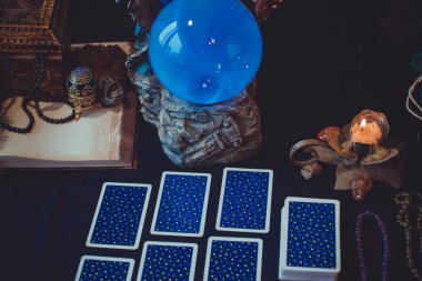 Avrupa, Ukrayna. Kiev 27 Haziran: Illustrative Editorial. Mistik atmosfer, masadaki tarot kartı görüntüsü, esrarengiz kavram, falcılık ve tahminler.