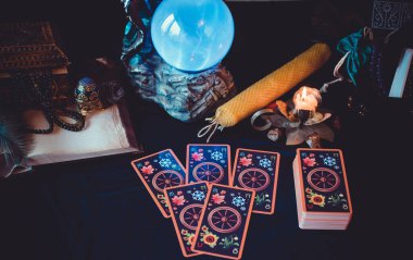 Avrupa, Ukrayna. Kiev 27 Haziran: Illustrative Editorial. Mistik atmosfer, masadaki tarot kartı görüntüsü, esrarengiz kavram, falcılık ve tahminler.