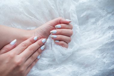 Parlak manikür. Kadınlar için bahar fikirleri, güzellik ve el ve tırnaklara özen