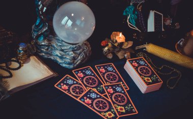 Avrupa, Ukrayna. Kiev 27 Haziran: Illustrative Editorial. Mistik atmosfer, masadaki tarot kartı görüntüsü, esrarengiz kavram, falcılık ve tahminler.