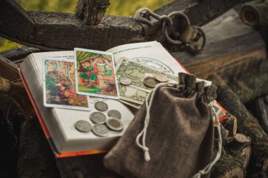 Avrupa, Ukrayna. Kiev Mayıs 30 / Illustrative Editorial: Eski Pagan büyüsü, para çekmek için mistik sahne, esrarengiz kavram