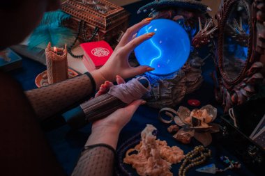 Tarot kartları, kristal küre, mumlar, cadı sihirli şişeleri. Cadılık, esrarengiz, kehanet ve esrarengiz geçmiş mistik ayinler için klasik büyülü nesneler.