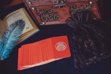 Avrupa, Ukrayna. Kiev 27 Haziran: Illustrative Editorial. Mistik atmosfer, masadaki tarot kartı görüntüsü, esrarengiz kavram, falcılık ve tahminler.