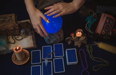 Avrupa, Ukrayna. Kiev 27 Haziran: Illustrative Editorial. Mistik atmosfer, masadaki tarot kartı görüntüsü, esrarengiz kavram, falcılık ve tahminler.