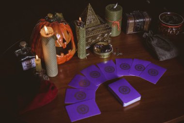Mistik atmosfer, masadaki tarot kartı görüntüsü, esrarengiz kavram, falcılık ve tahminler..