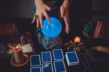 Avrupa, Ukrayna. Kiev 27 Haziran: Illustrative Editorial. Mistik atmosfer, masadaki tarot kartı görüntüsü, esrarengiz kavram, falcılık ve tahminler.