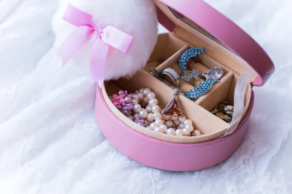 Pinkfarbene Schachtel Mit Vintage Schmuck Mit Steinen Konzept Der Weiblichkeit — Stockfoto