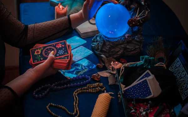 Avrupa, Ukrayna. Kiev 27 Haziran: Illustrative Editorial. Mistik atmosfer, masadaki tarot kartı görüntüsü, esrarengiz kavram, falcılık ve tahminler.