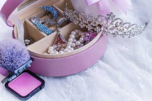 Pinkfarbene Schachtel Mit Vintage Schmuck Mit Steinen Konzept Der Weiblichkeit — Stockfoto