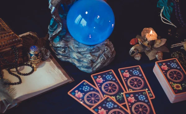 ヨーロッパ ウクライナ キエフ6月27日 イラスト編集 神秘的な雰囲気 テーブルの上のタロットカードのビュー 密教の概念 占いや予測 — ストック写真