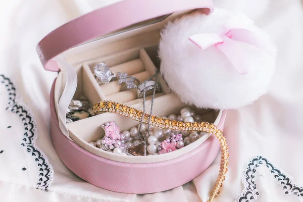 Pinkfarbene Schachtel Mit Vintage Schmuck Mit Steinen Konzept Der Weiblichkeit — Stockfoto