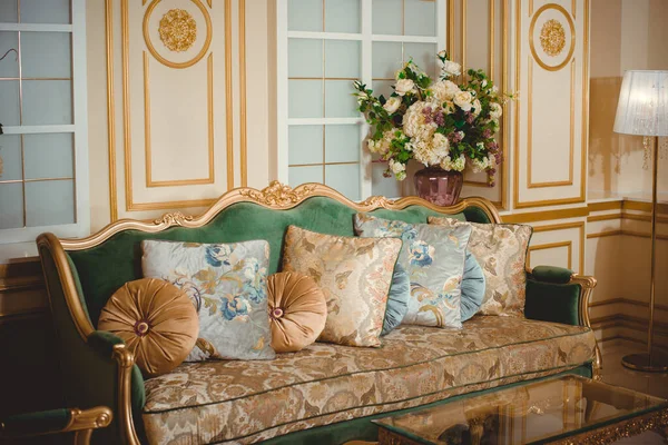 Vintage Sofa Luxuriösen Interieur — Stockfoto