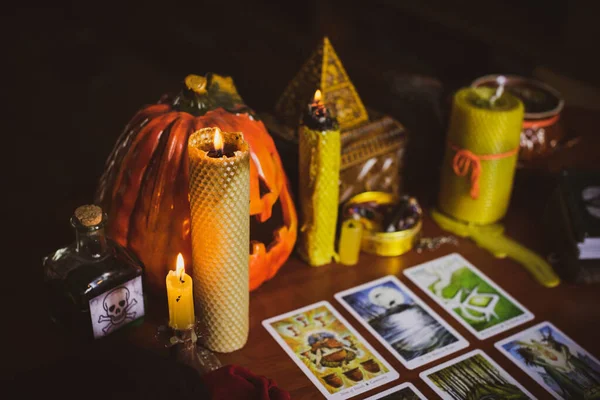 Mistik atmosfer, masadaki tarot kartı görüntüsü, esrarengiz kavram, falcılık ve tahminler..