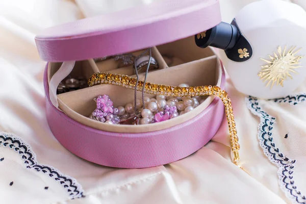 Rózsaszín Doboz Vintage Ékszerekkel Kövekkel Fogalom Nőiesség Inspiráció Gyönyörű — Stock Fotó