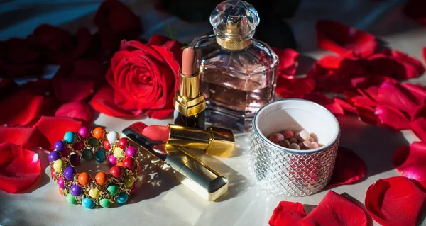Set Glamouröser Accessoires Für Frauen Schönheitsprodukte Parfüm Und Andere Kosmetika — Stockfoto