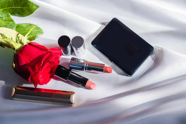 Set Glamouröser Accessoires Für Frauen Schönheitsprodukte Parfüm Und Andere Kosmetika — Stockfoto