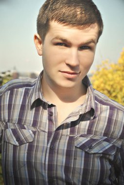 Genç adam, gençlerin hayatı, öğrenci hayatı, genç adamın portresi.