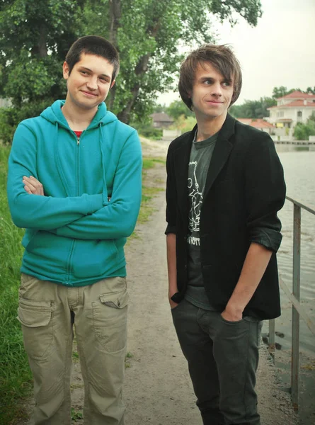 Dois Jovens Adolescentes Amigos Uma Caminhada Conceito Amizade — Fotografia de Stock
