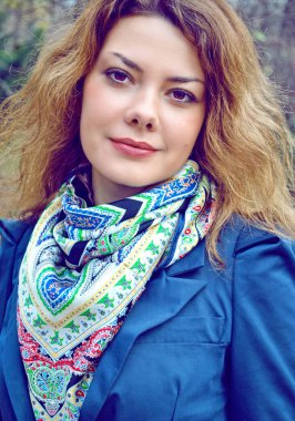 Şehirde şık bir genç kadın. Sonbahar modası, şehirde palto giyen bir kız, modern bir kadının portresi.