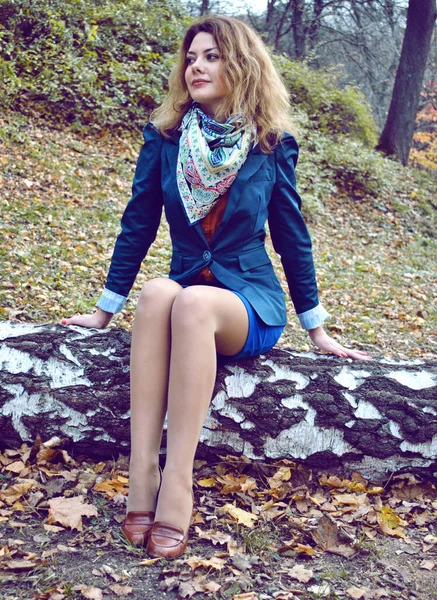 Şehirde Şık Bir Genç Kadın Sonbahar Modası Şehirde Palto Giyen — Stok fotoğraf