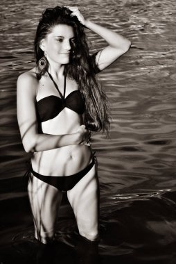 Ateşli yaz tarzı, hevesli kızlar için, tatil zamanı, açık havada moda bronzlaşması