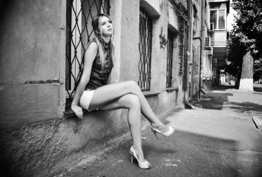 Kızlar için sıcak yaz stili, tatil zamanı, açık havada moda solaryumu