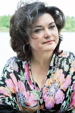 Hayat kavramı modern olgun kadın, yaşam tarzı vatandaşlar, bahar ya da yaz günleri hanımefendileri. Orta yaşlı kadın büyük beden, etrafta dolaş. 