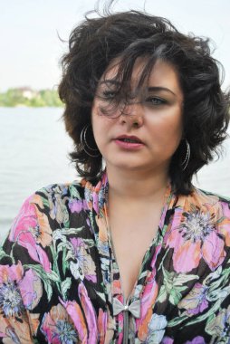 Hayat kavramı modern olgun kadın, yaşam tarzı vatandaşlar, bahar ya da yaz günleri hanımefendileri. Orta yaşlı kadın büyük beden, etrafta dolaş. 