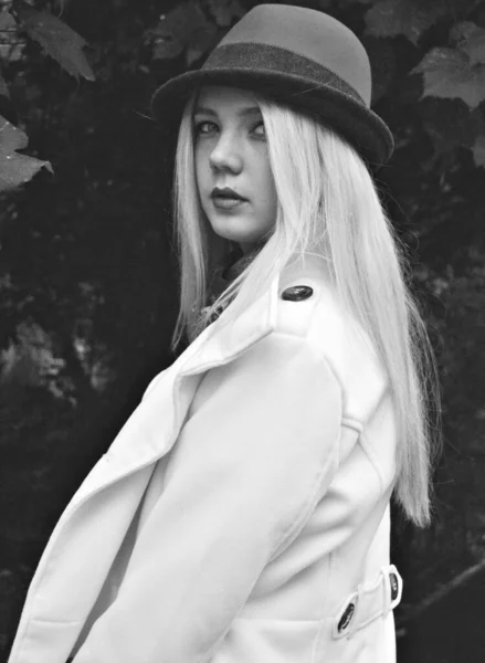 都会のスタイリッシュな若い女性 秋のファッショナブルなスタイル 街のコートの女の子 現代女性の肖像画 — ストック写真