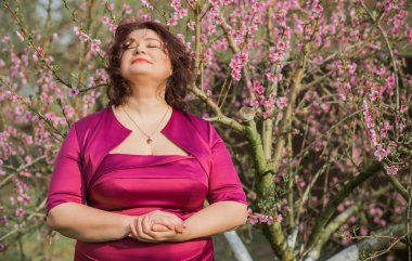 Hayat kavramı modern olgun kadın, yaşam tarzı vatandaşlar, bahar ya da yaz günleri hanımefendileri. Orta yaşlı kadın büyük beden, etrafta dolaş. 