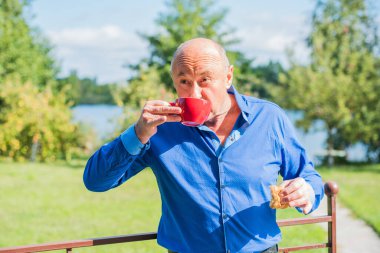 Olgun yaşlı adam hayatı, yaşam tarzı konsepti yaşlı insanlar, hayat parçaları.