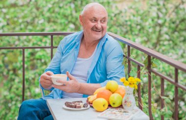 Olgun yaşlı adam hayatı, yaşam tarzı konsepti yaşlı insanlar, hayat parçaları.