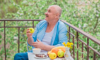 Olgun yaşlı adam hayatı, yaşam tarzı konsepti yaşlı insanlar, hayat parçaları.