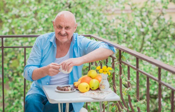 Olgun yaşlı adam hayatı, yaşam tarzı konsepti yaşlı insanlar, hayat parçaları.