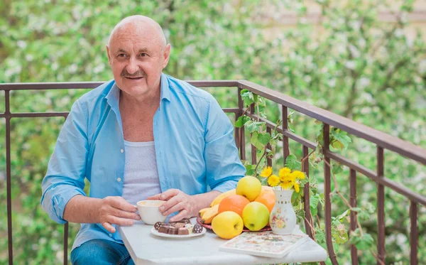 Olgun yaşlı adam hayatı, yaşam tarzı konsepti yaşlı insanlar, hayat parçaları.