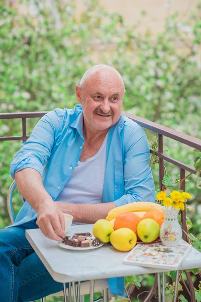 Olgun yaşlı adam hayatı, yaşam tarzı konsepti yaşlı insanlar, hayat parçaları.