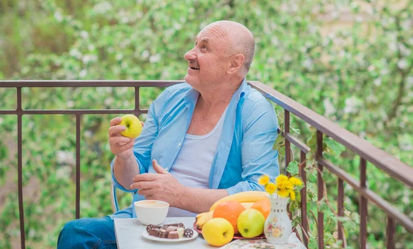 Olgun yaşlı adam hayatı, yaşam tarzı konsepti yaşlı insanlar, hayat parçaları.