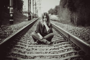 Railway 'deki hayatını düşünen genç bir kız, genç kadın psikolojisi.