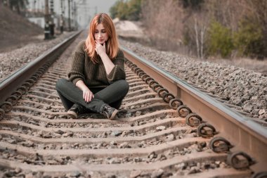 Railway 'deki hayatını düşünen genç bir kız, genç kadın psikolojisi.