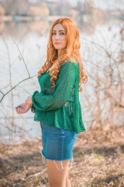 Modern klasik tarz, yeşil bluzlu kızıl saçlı kadın.