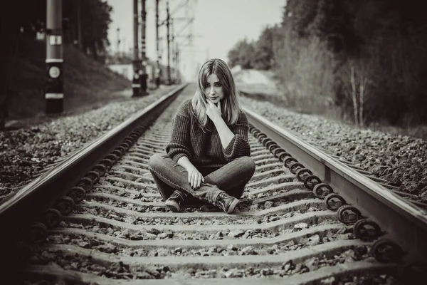 Menina Pensando Sobre Sua Vida Estrada Ferro Jovem Psicologia Mulher — Fotografia de Stock