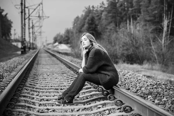 Menina Pensando Sobre Sua Vida Estrada Ferro Jovem Psicologia Mulher — Fotografia de Stock