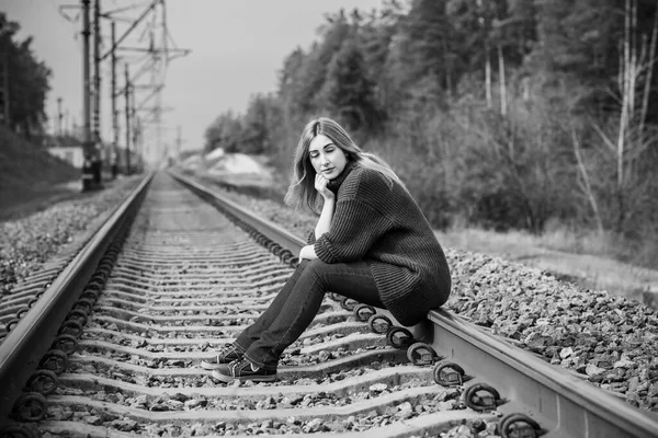 Menina Pensando Sobre Sua Vida Estrada Ferro Jovem Psicologia Mulher — Fotografia de Stock