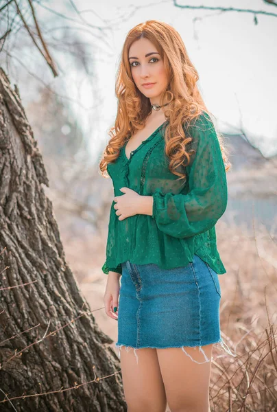 Modern Klasik Tarz Yeşil Bluzlu Kızıl Saçlı Kadın — Stok fotoğraf