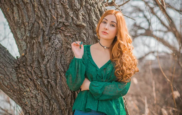 Estilo Vintage Moderno Mulher Ruiva Blusa Verde — Fotografia de Stock