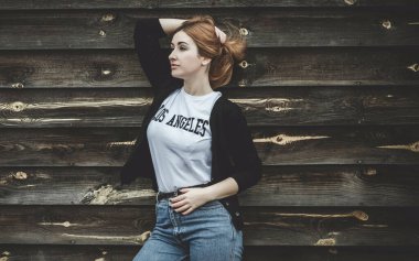 Modayı takip eden genç bir kız, modern bir tarz, moda ve sokak modası.