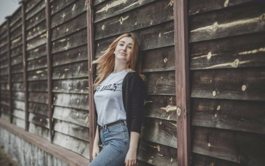 Modayı takip eden genç bir kız, modern bir tarz, moda ve sokak modası.